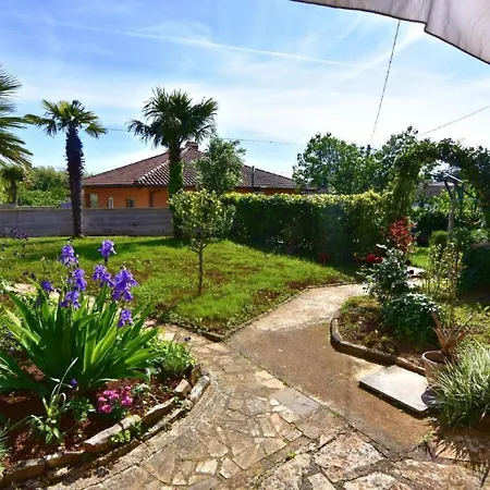 Neza B4 By Interhome Bašanija
